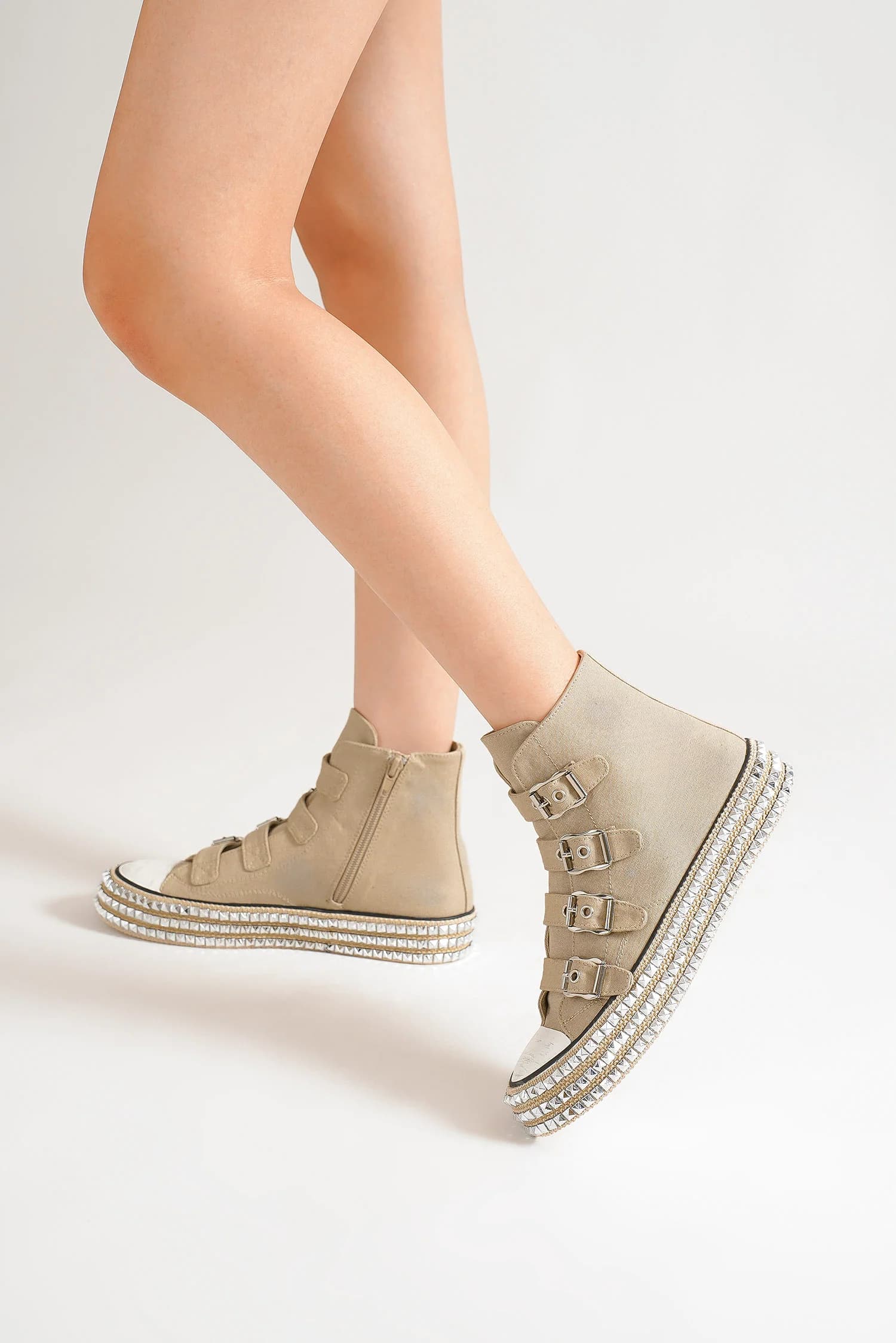 Fashionable Beast Multi-Buckle Strapped and Studded Platform Casual Sneakers for Street Style