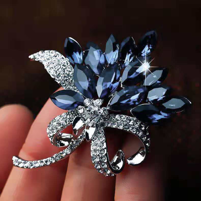 Exquisite Alloy Crystal Women's Animal-Shaped Brooch by Xingyunday