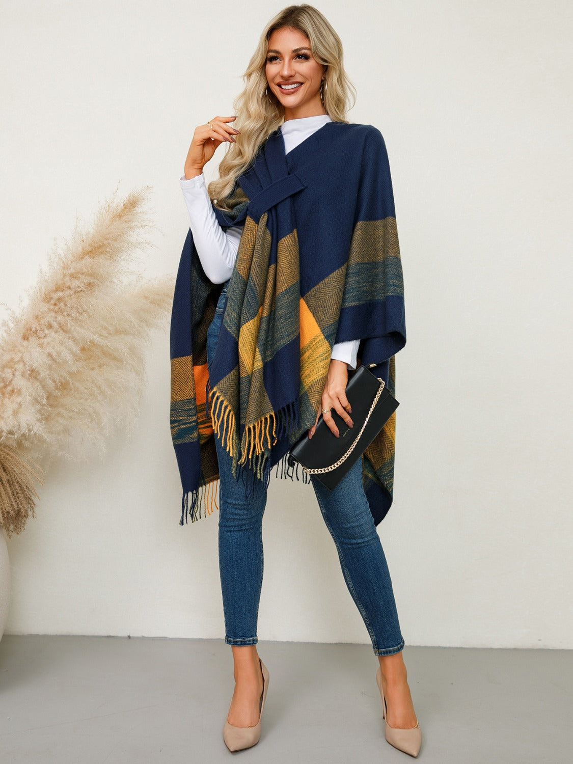 Stylish Fringe-Trimmed Contrast Plaid Poncho for Fashion Lovers