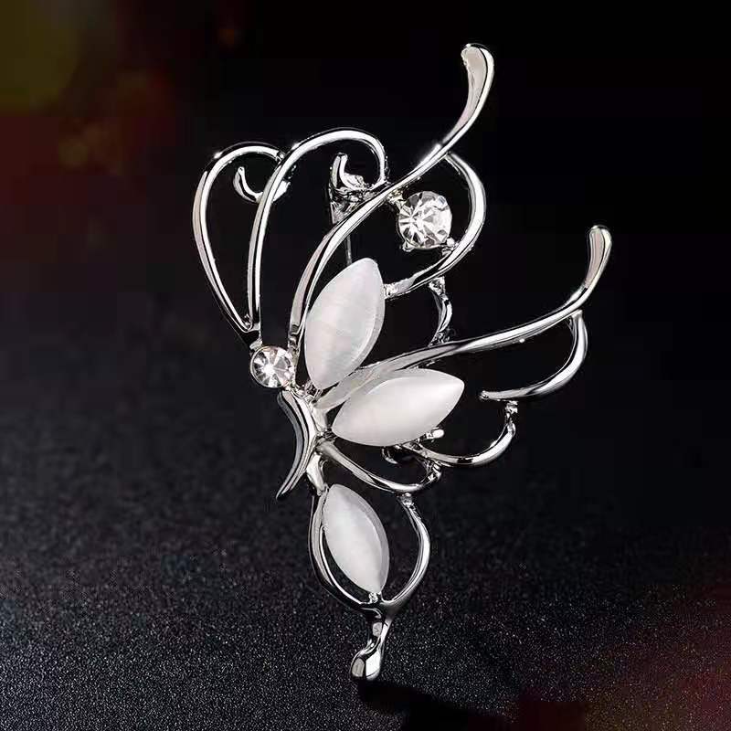 Exquisite Alloy Crystal Women's Animal-Shaped Brooch by Xingyunday