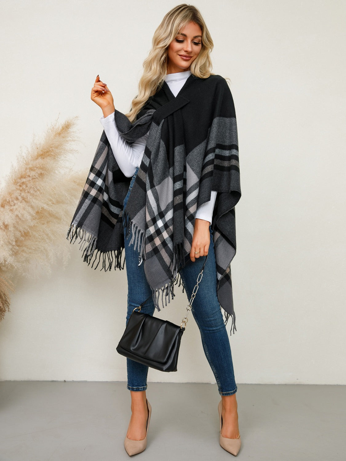Stylish Fringe-Trimmed Contrast Plaid Poncho for Fashion Lovers