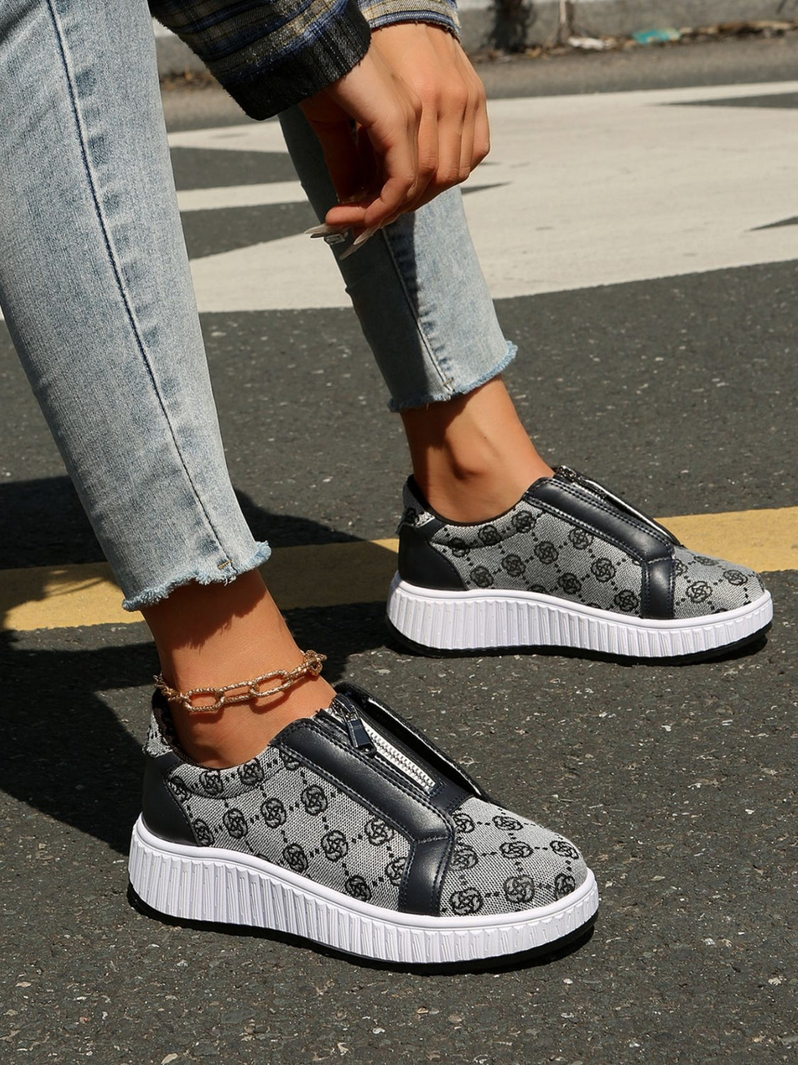 Stylish Floral Design Round Toe Zip-Up Sneakers for Fashionable Wear