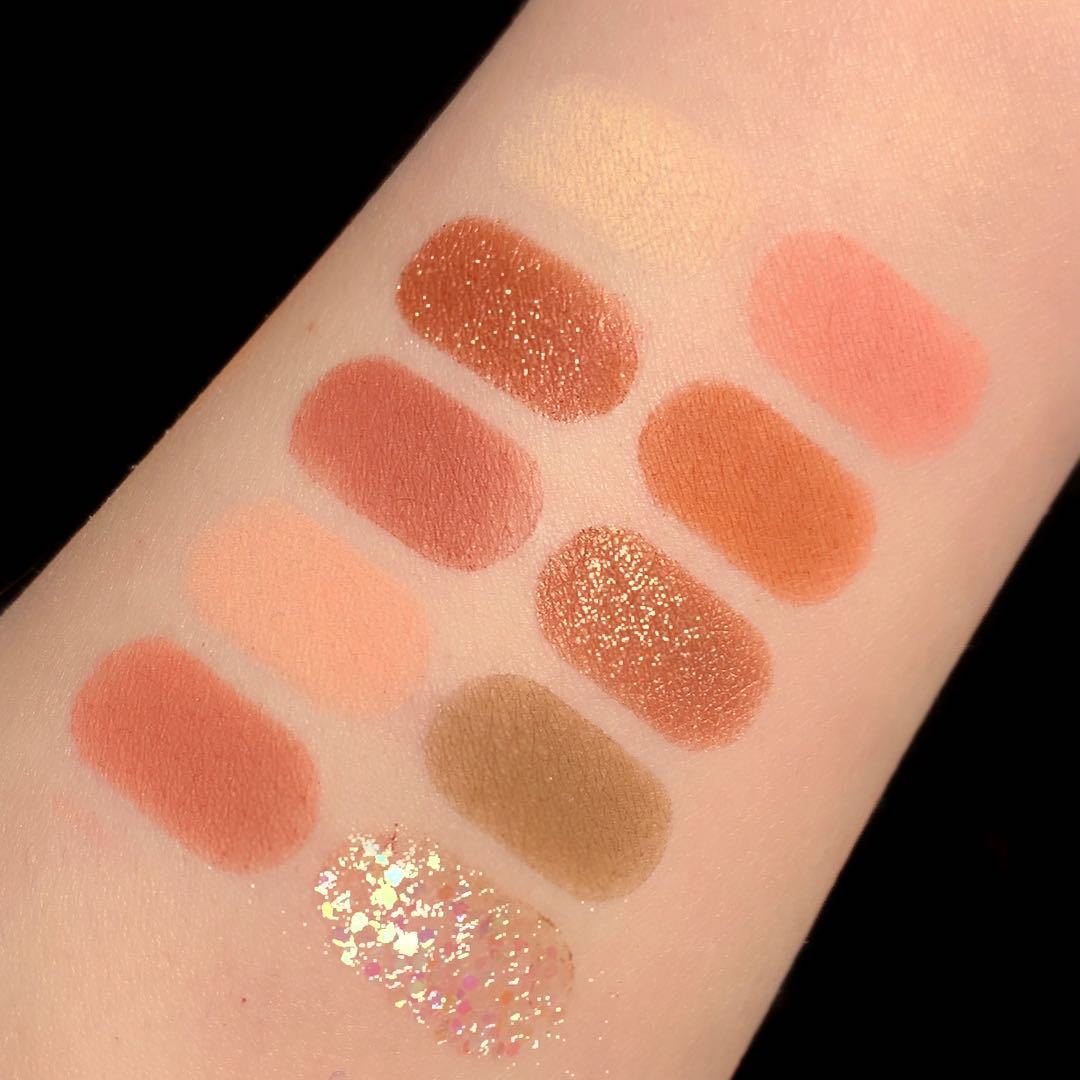 Earth - Toned Matte and Super Shiny Fart Peach Eyeshadow Palette for Beginners