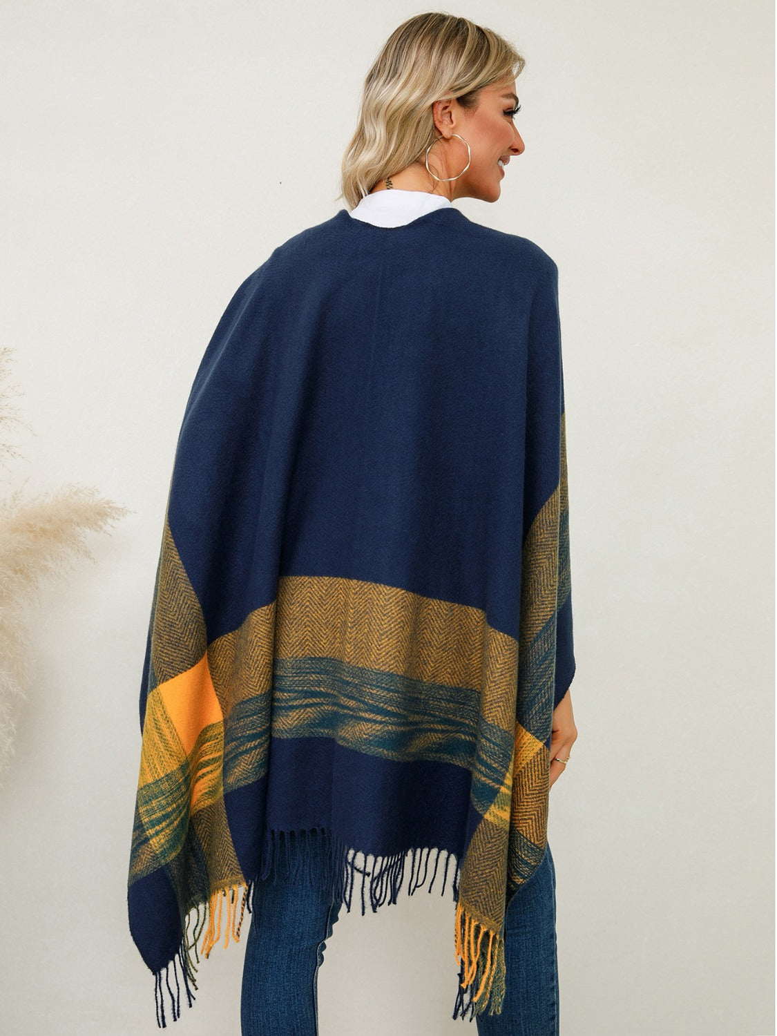 Stylish Fringe-Trimmed Contrast Plaid Poncho for Fashion Lovers