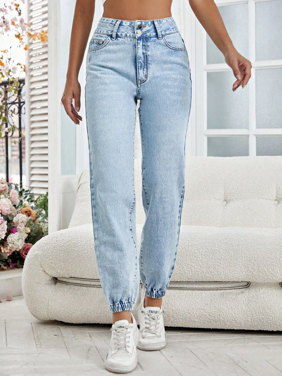 Stylish High-Waisted Denim Jeans with Functional Pockets