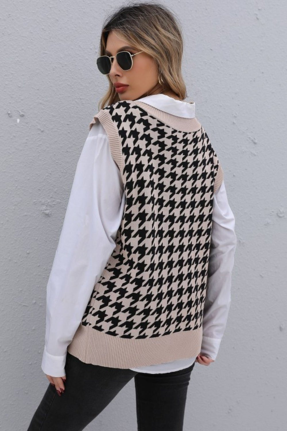 Cozy 100% Polyester Houndstooth V-Neck Knit Vest for Casual Wear