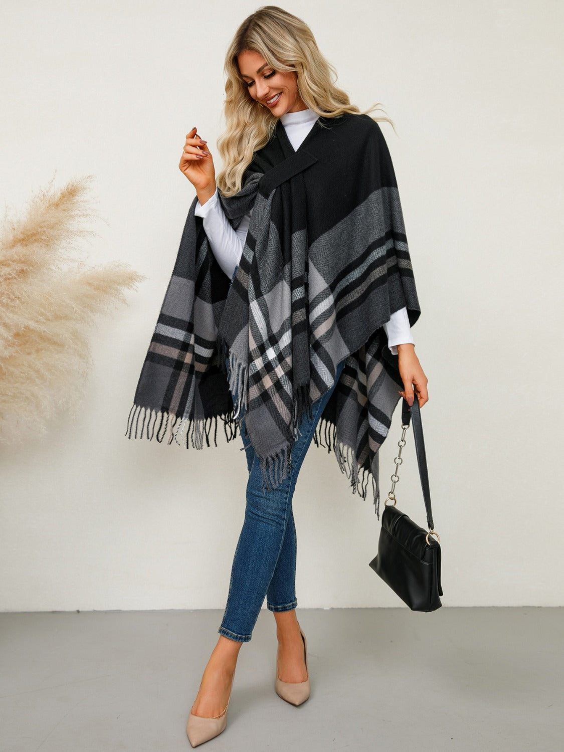 Stylish Fringe-Trimmed Contrast Plaid Poncho for Fashion Lovers