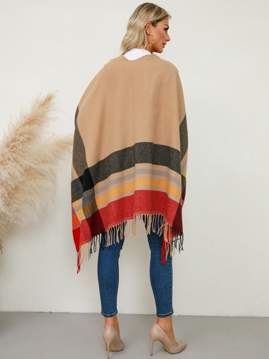 Stylish Fringe-Trimmed Contrast Plaid Poncho for Fashion Lovers
