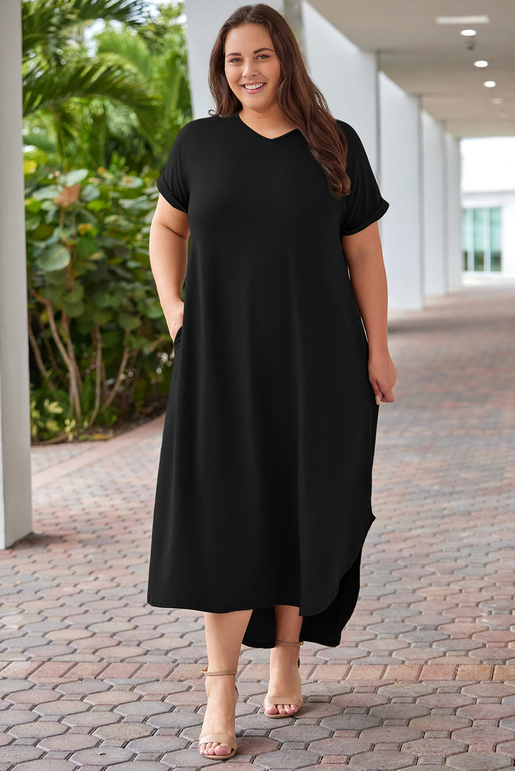 Plus Size V-Neck Short Sleeve Maxi Dress with Chic Solid Pattern and Pockets