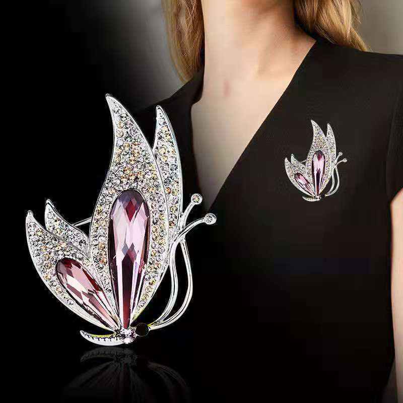 Exquisite Alloy Crystal Women's Animal-Shaped Brooch by Xingyunday