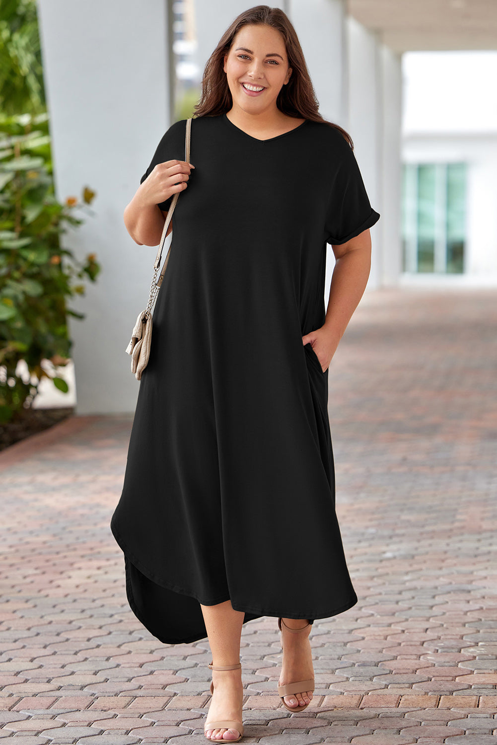 Plus Size V-Neck Short Sleeve Maxi Dress with Chic Solid Pattern and Pockets