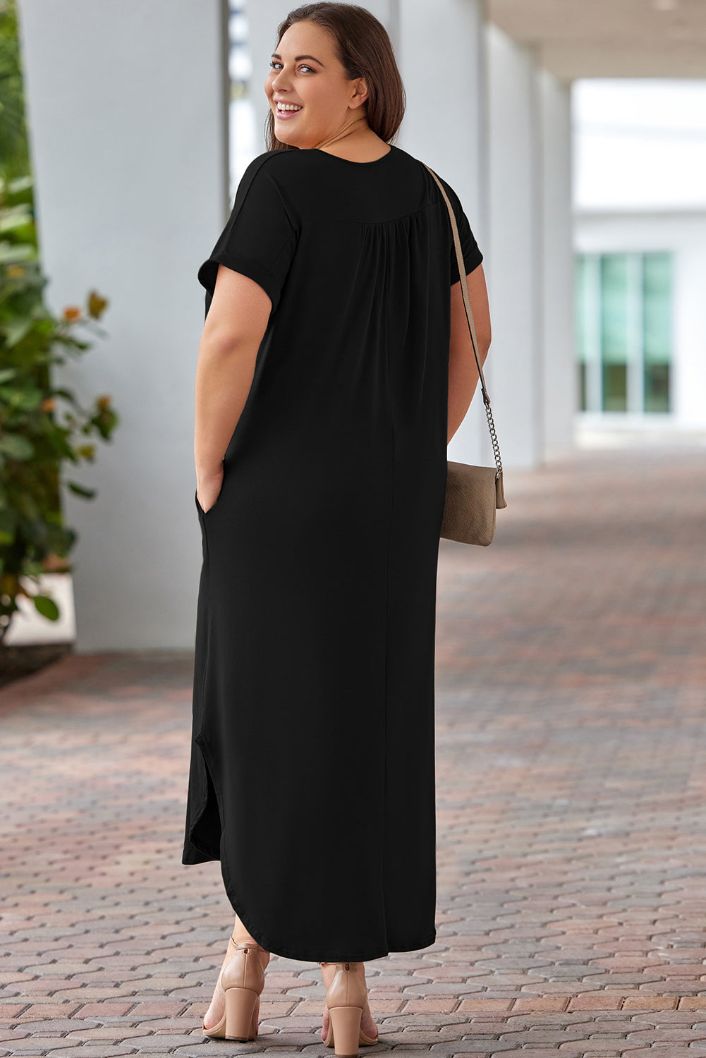 Plus Size V-Neck Short Sleeve Maxi Dress with Chic Solid Pattern and Pockets