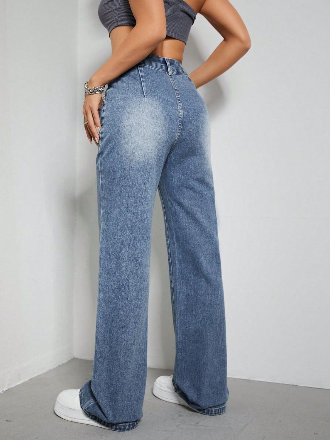 Fashionable High Rise Wide Leg Denim Jeans with Functional Pockets