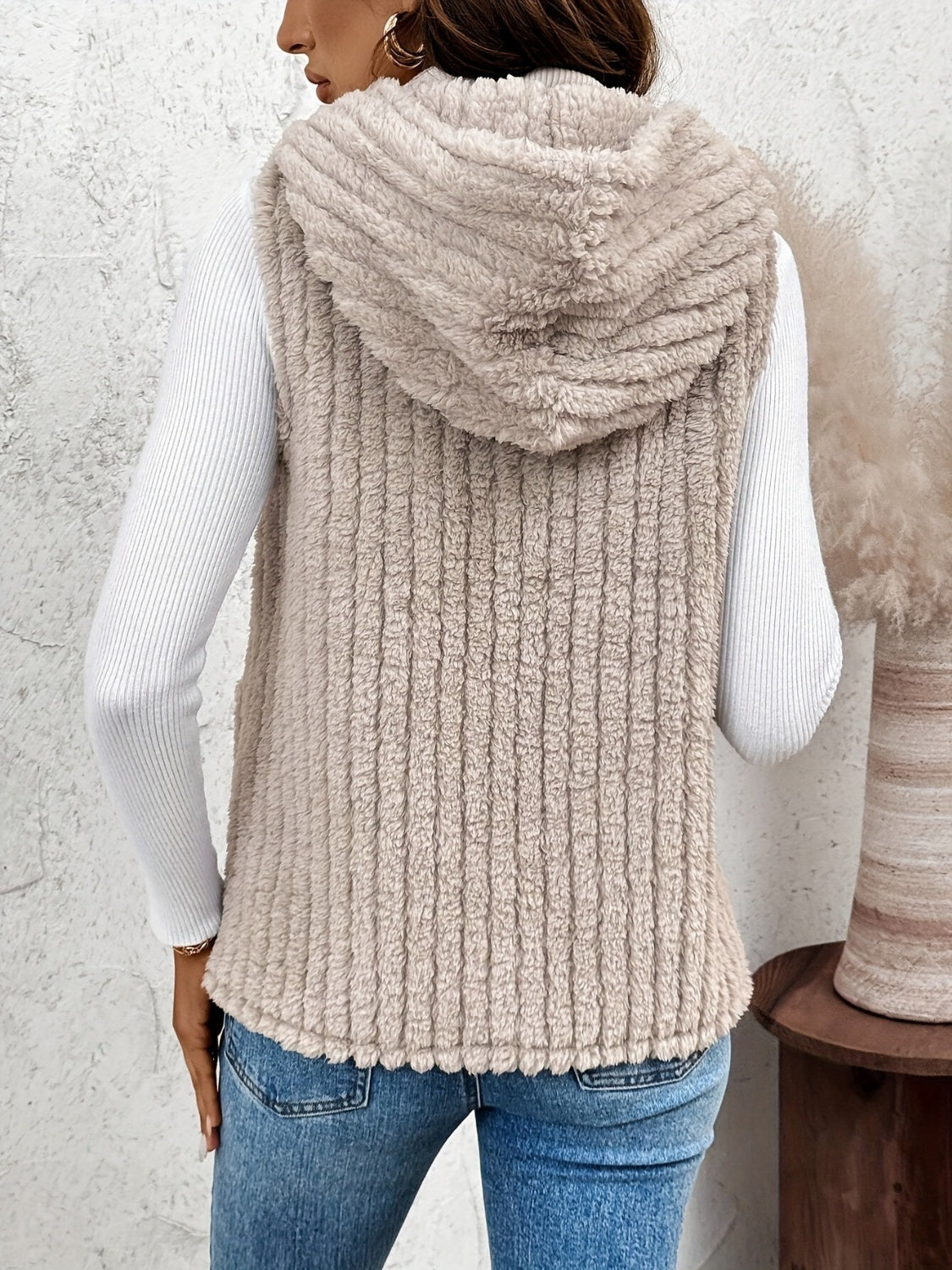 Soft Fuzzy Hooded Vest with Handy Pockets - A Fashionable and Functional Outerwear Piece