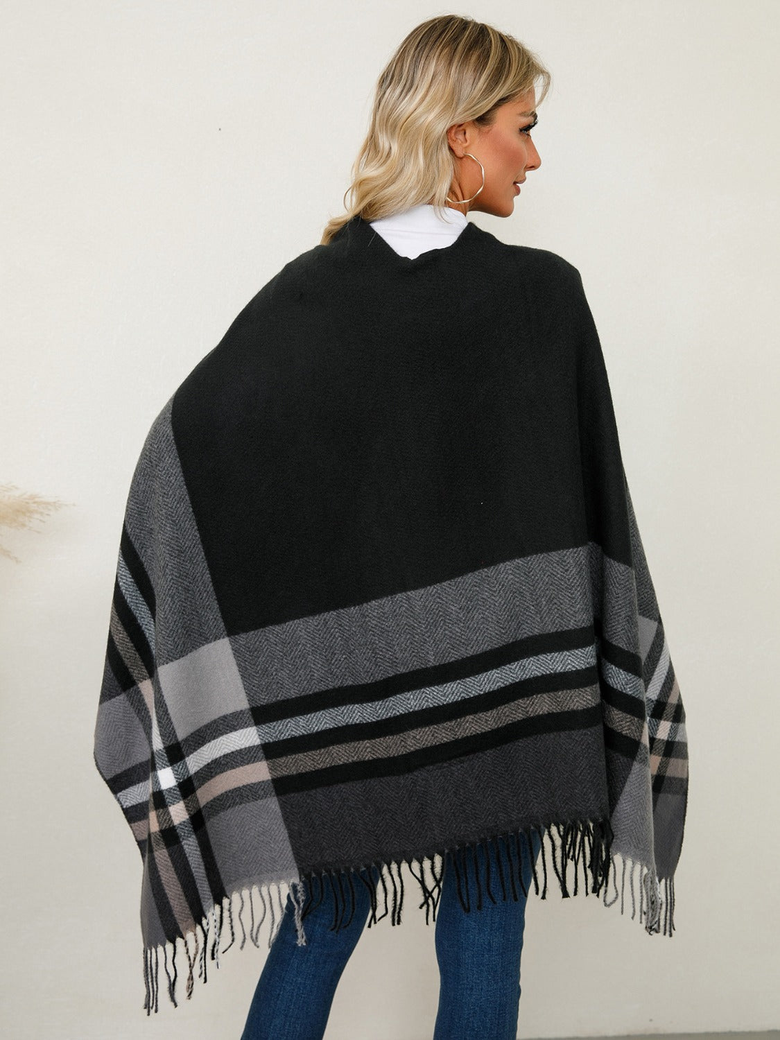 Stylish Fringe-Trimmed Contrast Plaid Poncho for Fashion Lovers