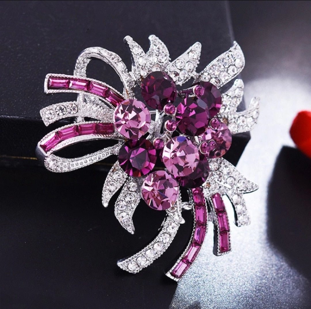 Exquisite Alloy Crystal Women's Animal-Shaped Brooch by Xingyunday