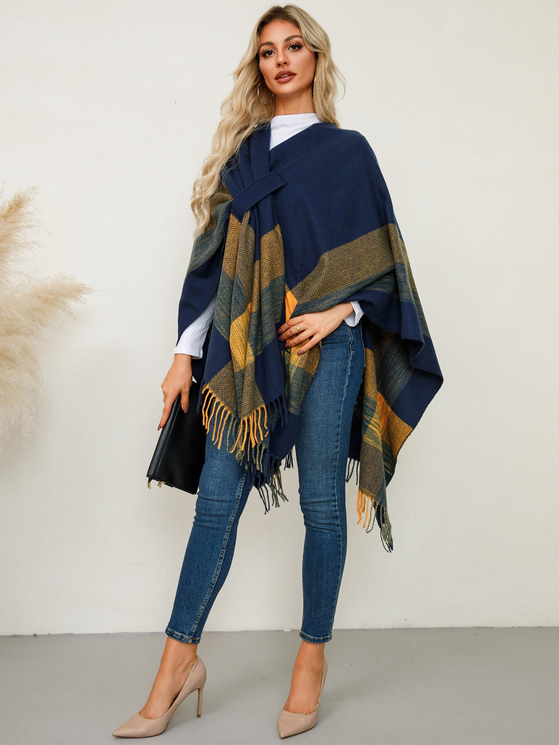 Stylish Fringe-Trimmed Contrast Plaid Poncho for Fashion Lovers