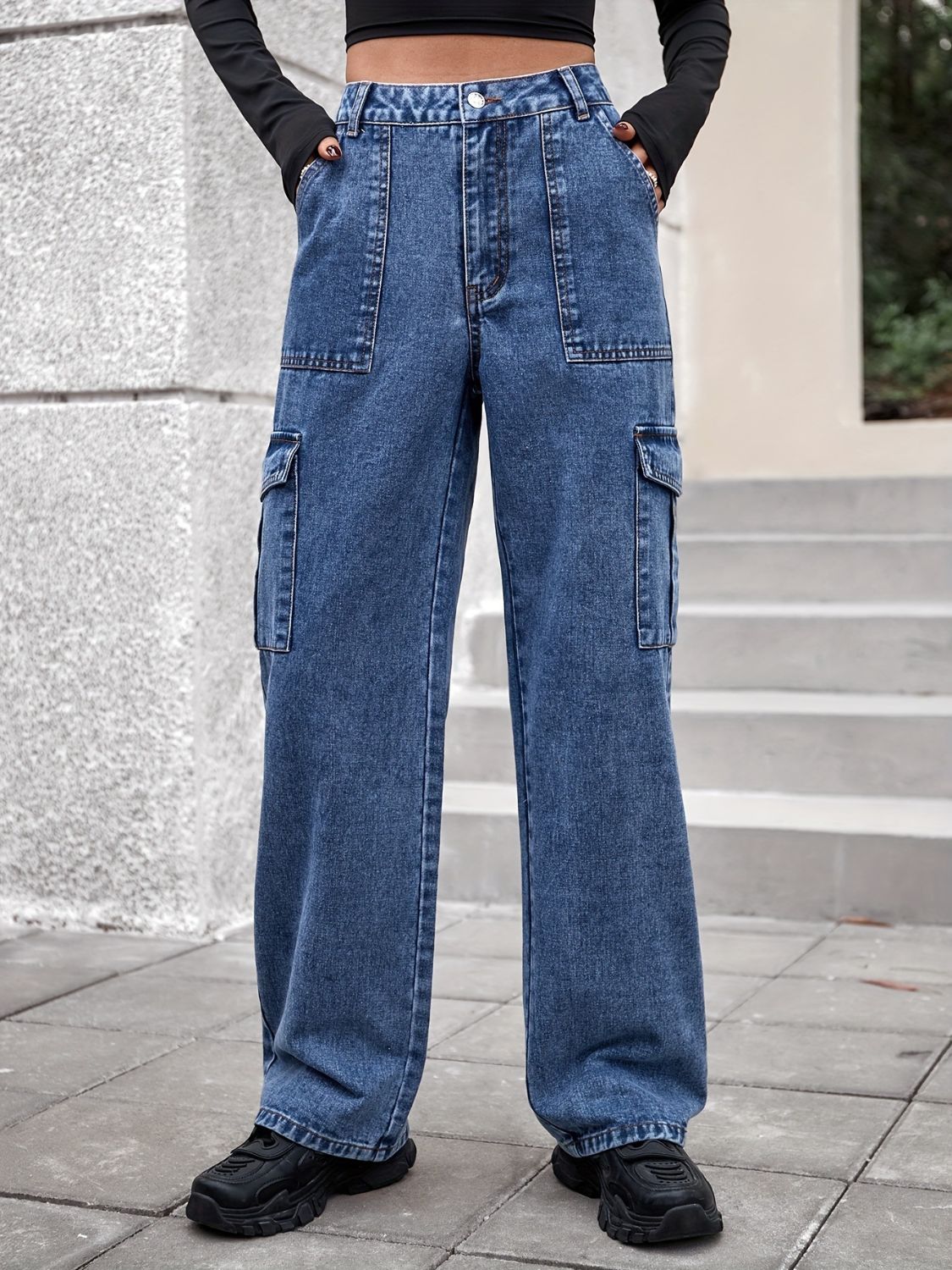 Fashionable Women's High Rise Straight-Leg Jeans with Functional Cargo Pockets