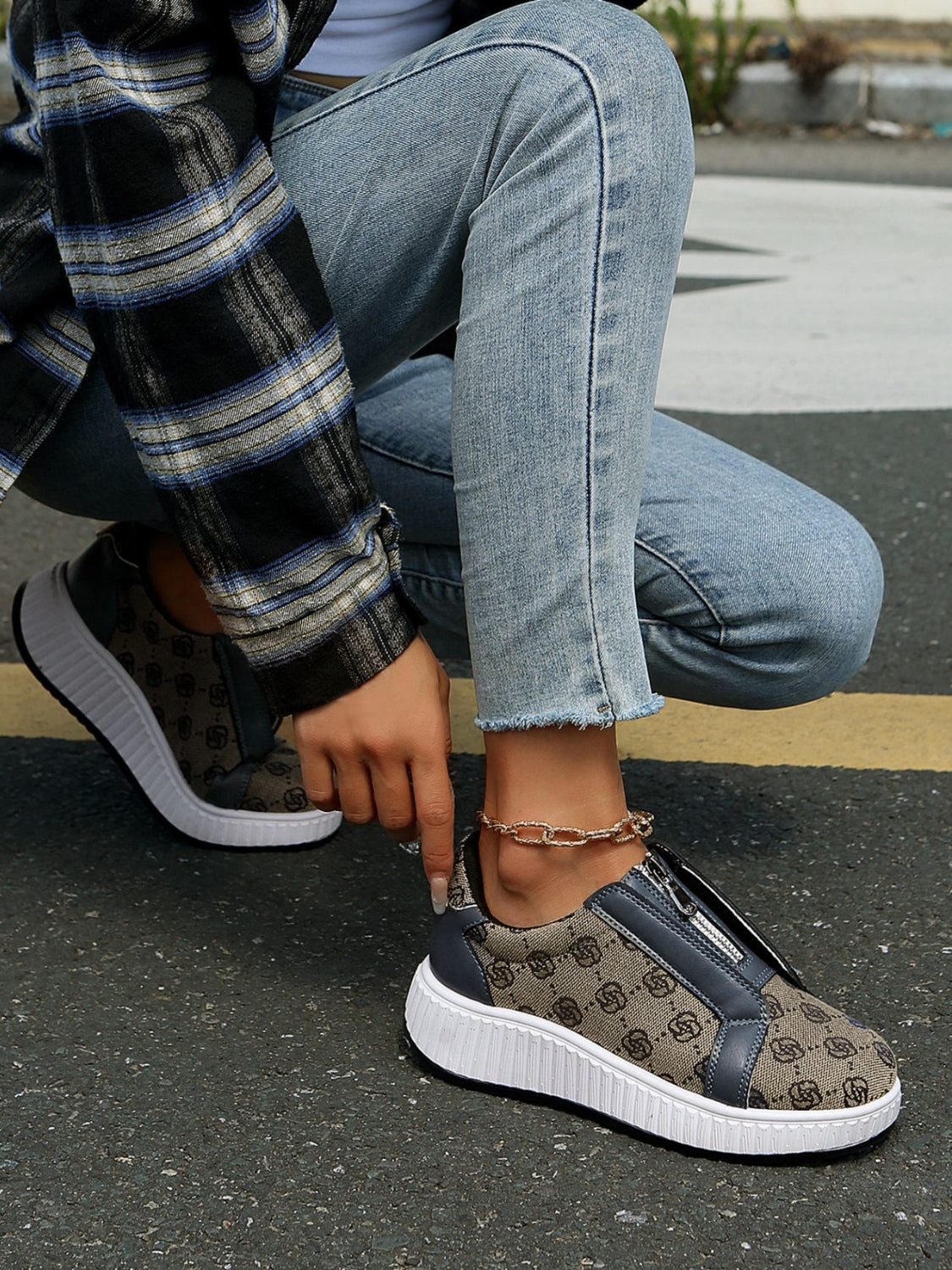 Stylish Floral Design Round Toe Zip-Up Sneakers for Fashionable Wear