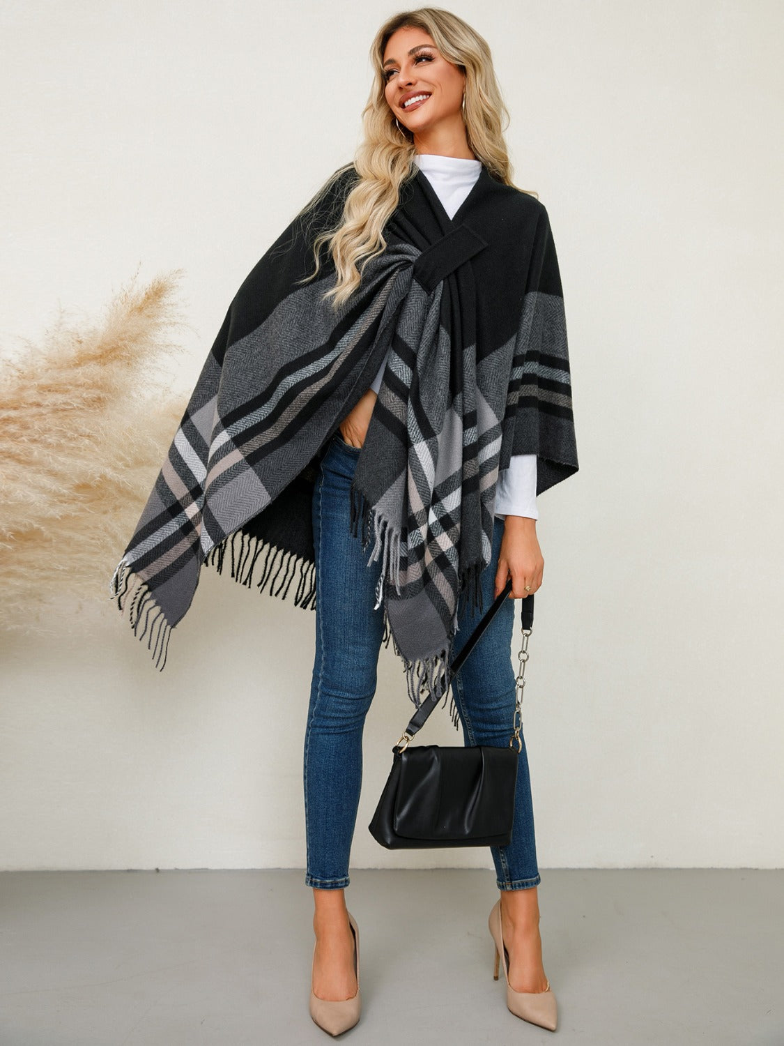 Stylish Fringe-Trimmed Contrast Plaid Poncho for Fashion Lovers