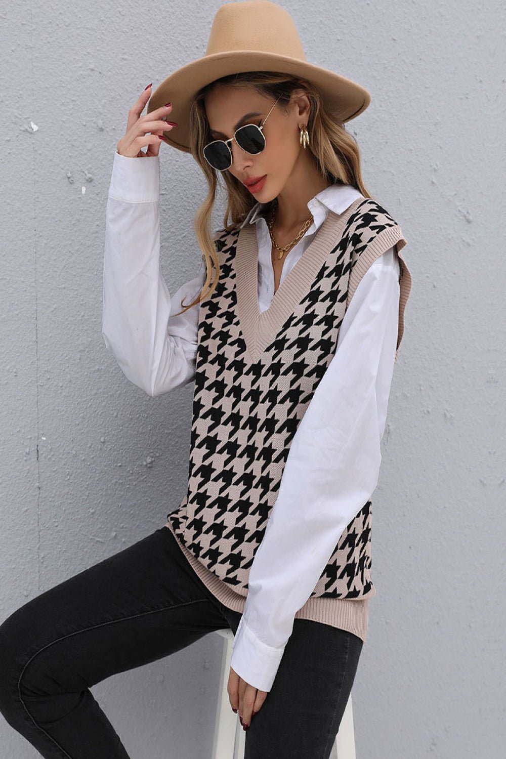 Cozy 100% Polyester Houndstooth V-Neck Knit Vest for Casual Wear