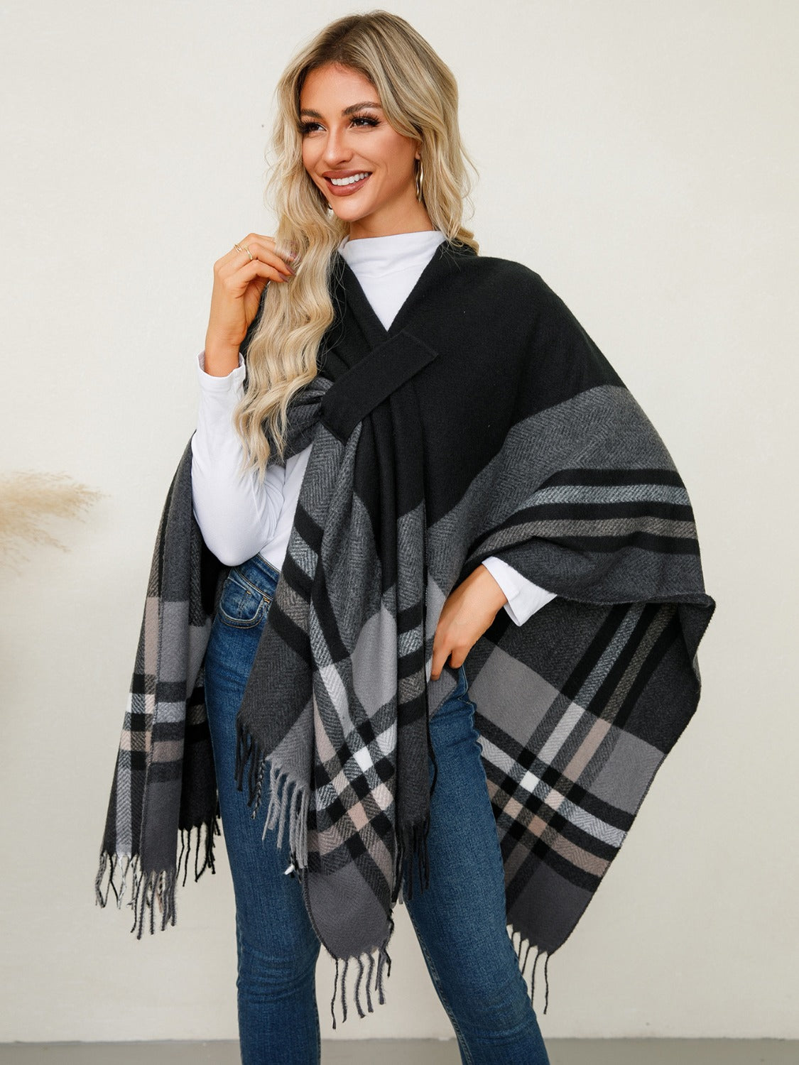 Stylish Fringe-Trimmed Contrast Plaid Poncho for Fashion Lovers