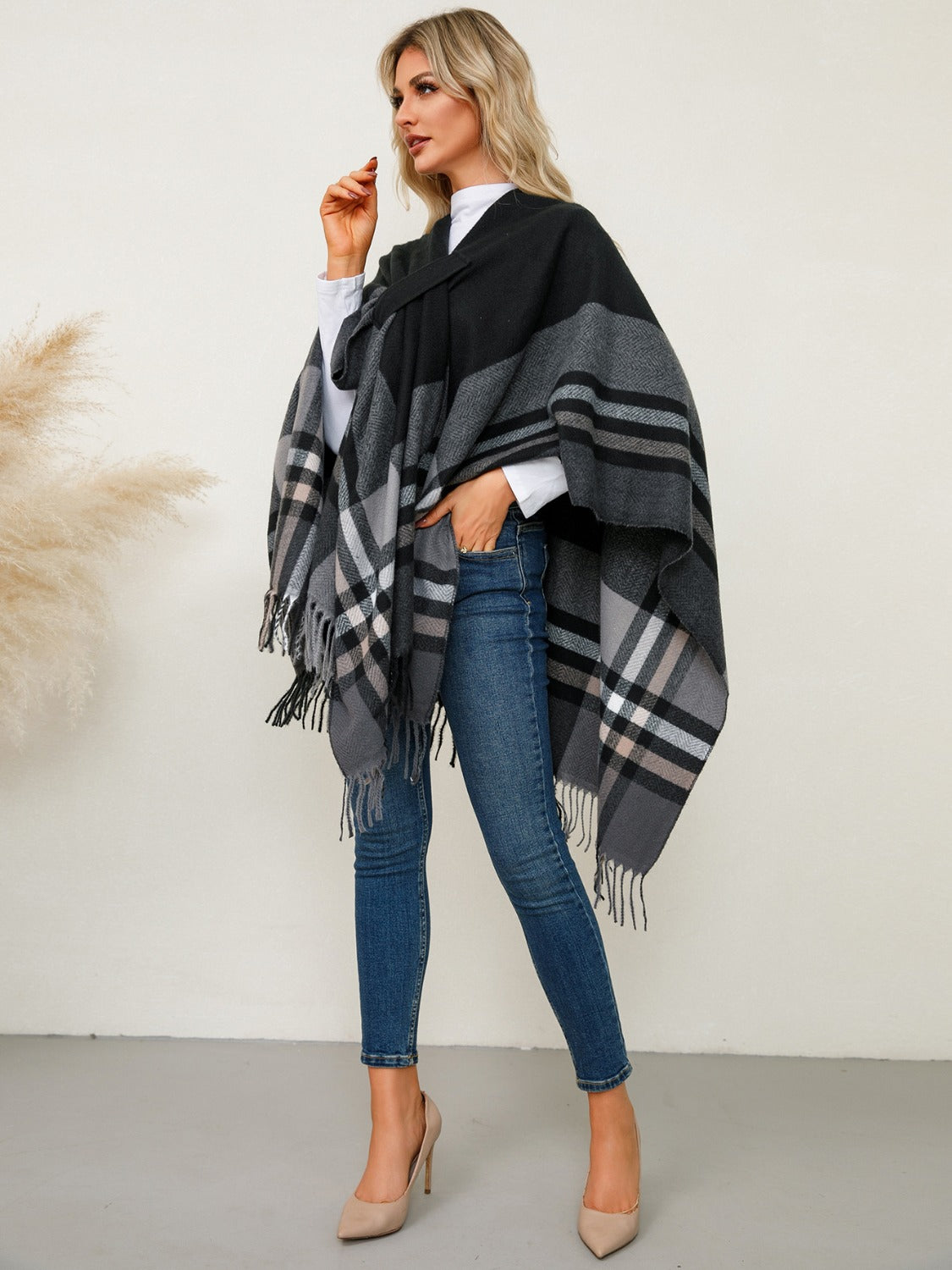 Stylish Fringe-Trimmed Contrast Plaid Poncho for Fashion Lovers