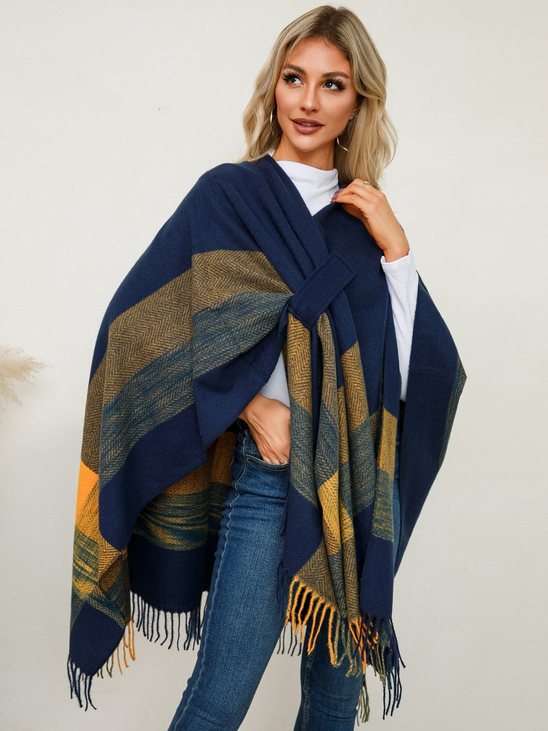 Stylish Fringe-Trimmed Contrast Plaid Poncho for Fashion Lovers