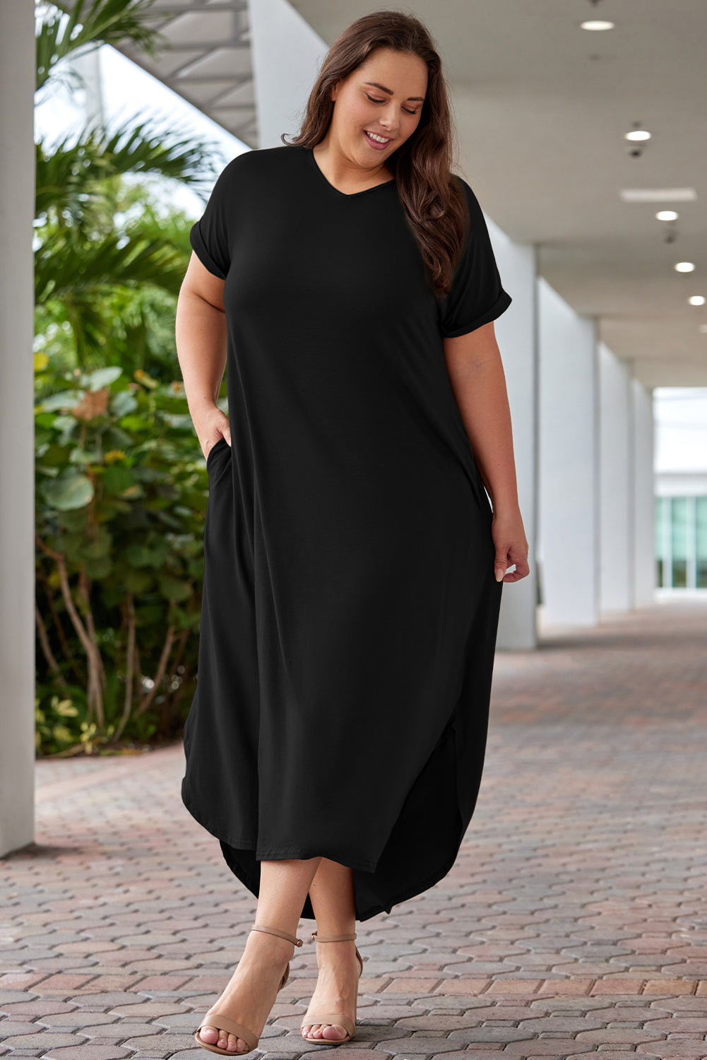 Plus Size V-Neck Short Sleeve Maxi Dress with Chic Solid Pattern and Pockets