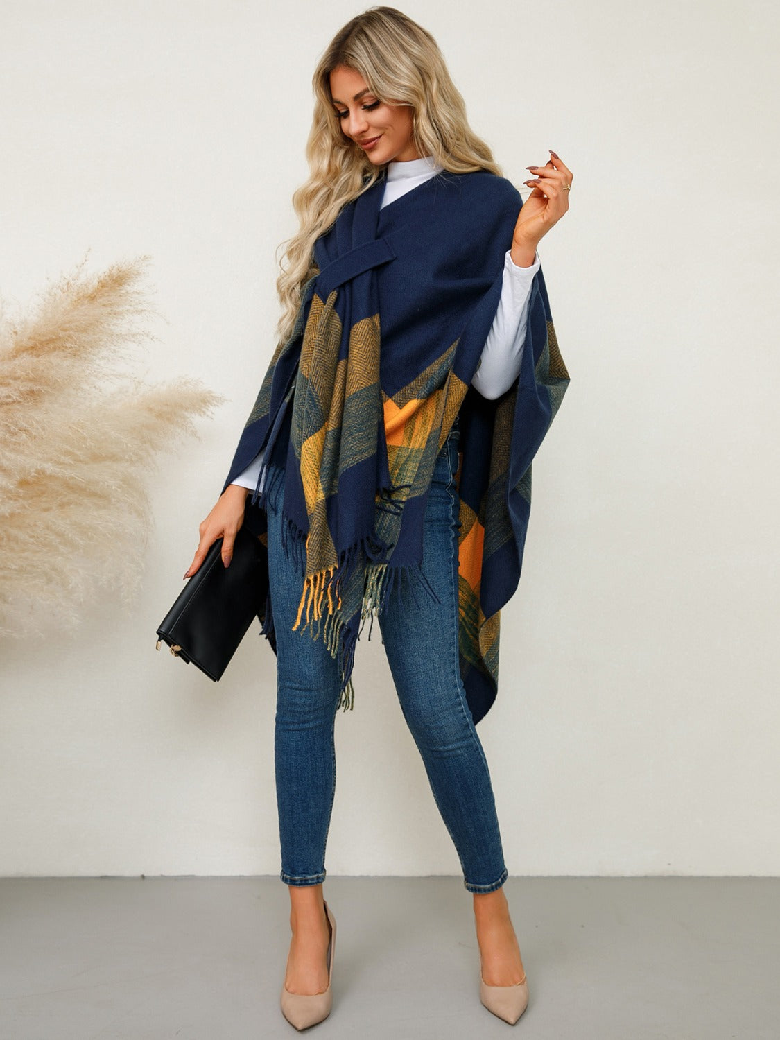 Stylish Fringe-Trimmed Contrast Plaid Poncho for Fashion Lovers