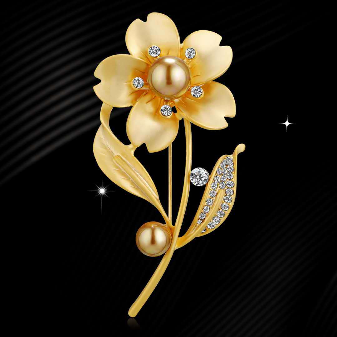 Exquisite Alloy Crystal Women's Animal-Shaped Brooch by Xingyunday