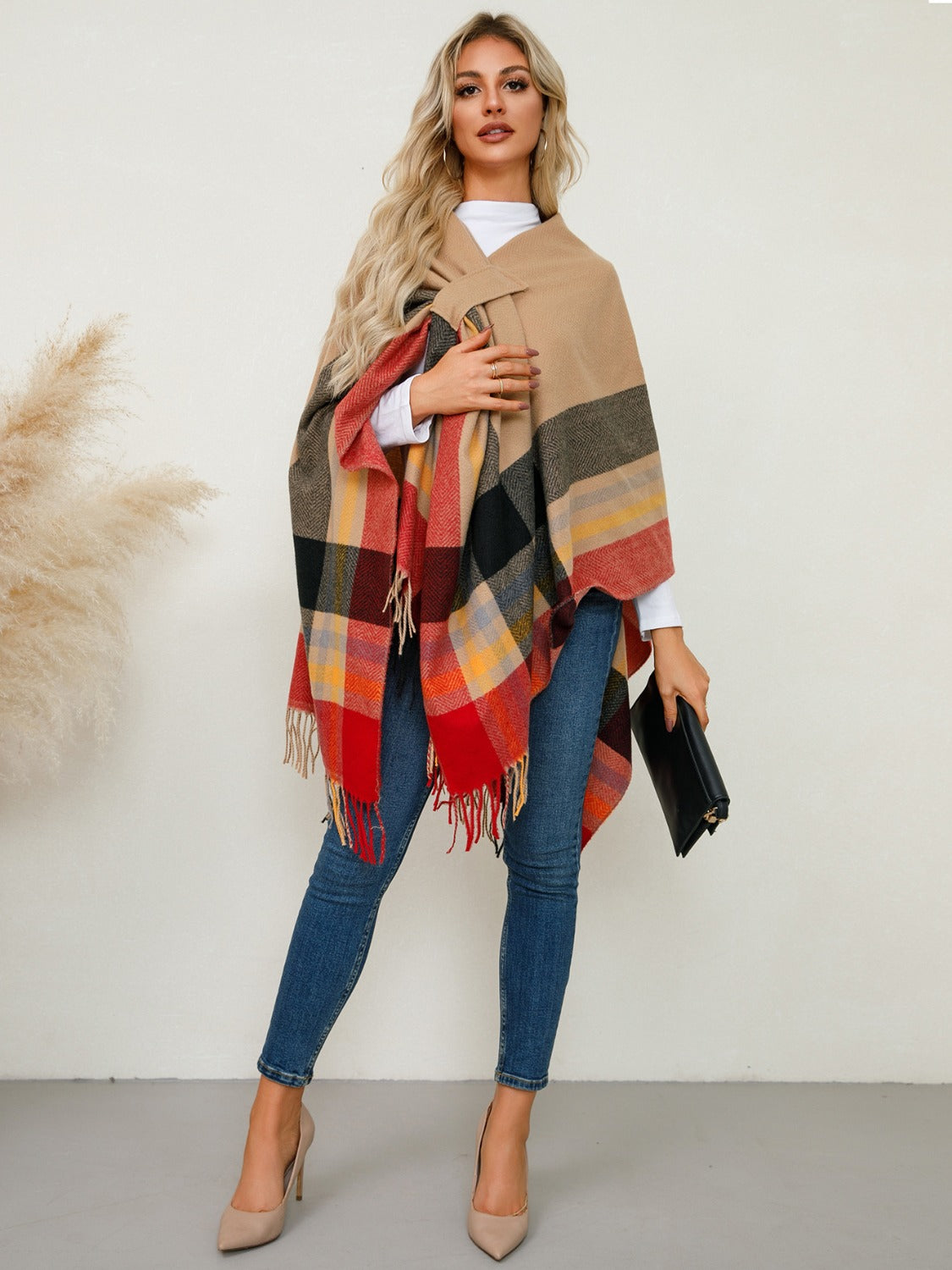 Stylish Fringe-Trimmed Contrast Plaid Poncho for Fashion Lovers