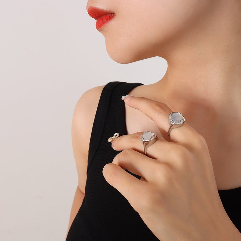 Stylish Geometrically Designed Gold-Plated Fashionable Women's Round Ring with Inlaid White Sea Shell