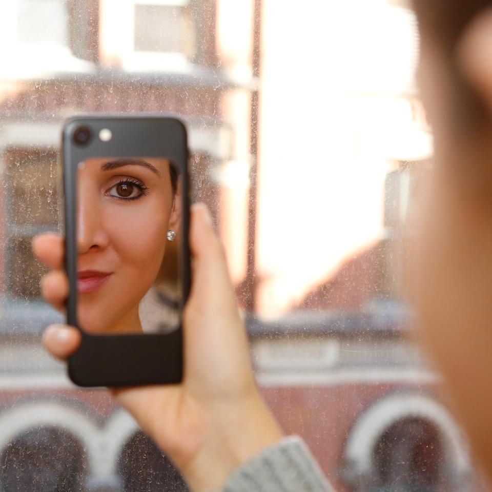 Kikkerland Smartphone Mirror - A Handy and Practical Accessory
